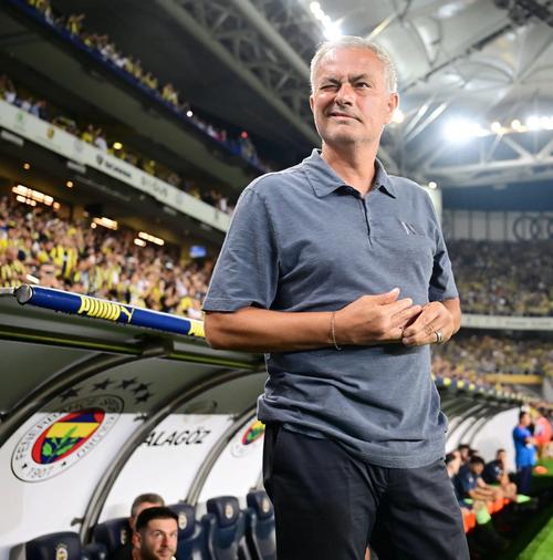 穆里尼奥与加拉塔萨雷在左路掐架，先隔空对战抢人，再做转会生意