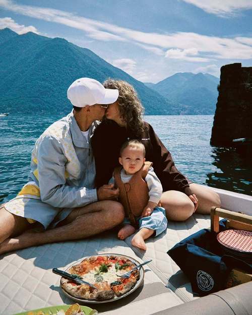 赖因德斯社媒晒家庭出游照：与我们共度早晨️