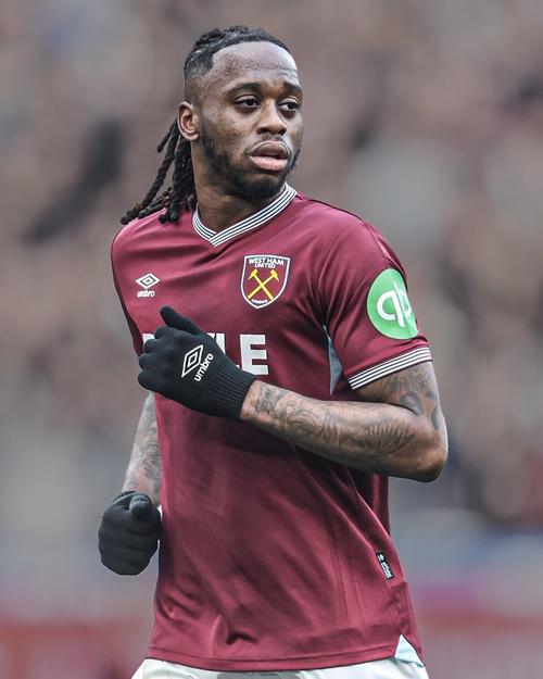 单场英超比赛参与至少两粒进球，为万-比萨卡生涯首次插图