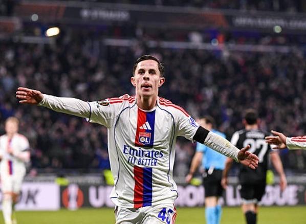 超越本泽马纪录，辛伯特成为里昂队史欧战最年轻进球球员插图